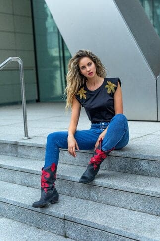 Blugi cu talie inalta si capse