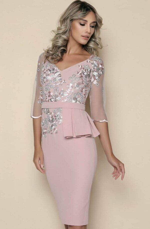 Rochie eleganta roz cu broderie in partea superioara