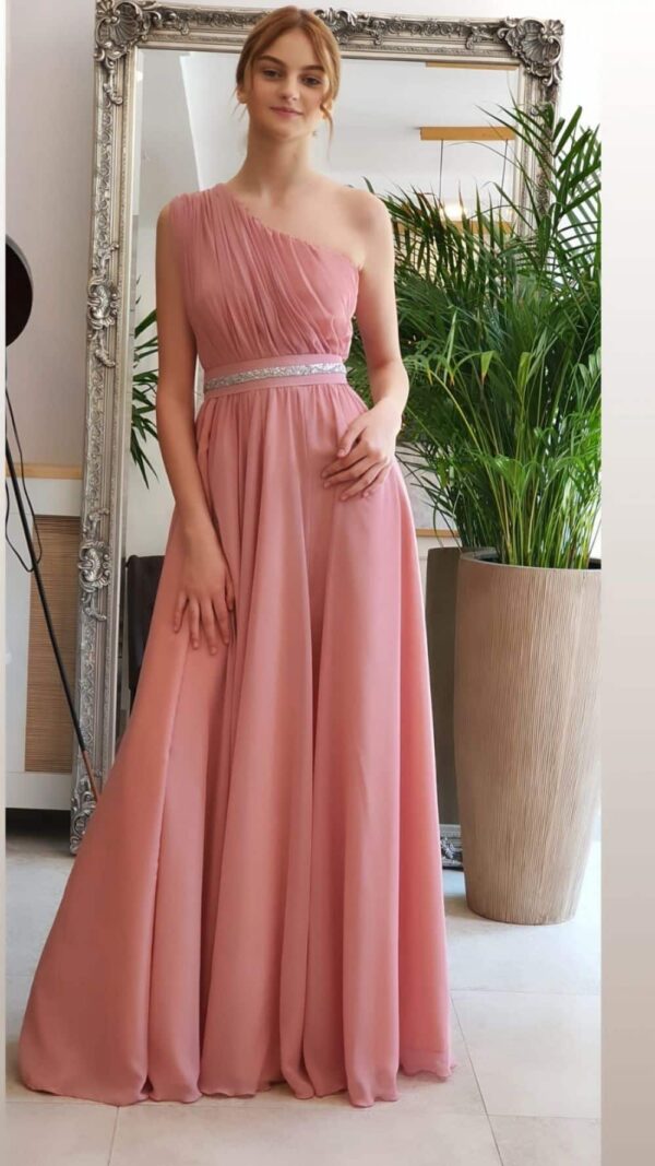 Rochie lunga din voal roz prafuit cu croiala in clos si detalii pretioase la talie