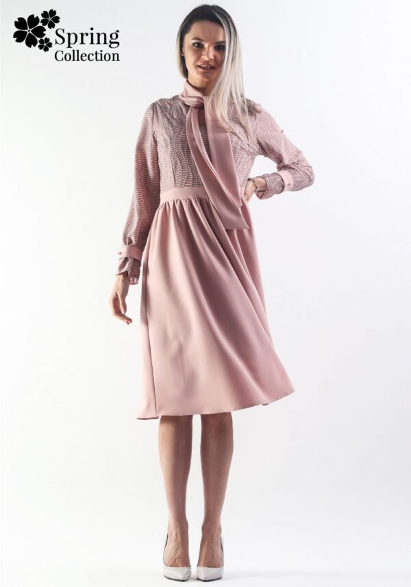 Rochie Moze roz prafuit cu guler tip esarfa si croiala in clos