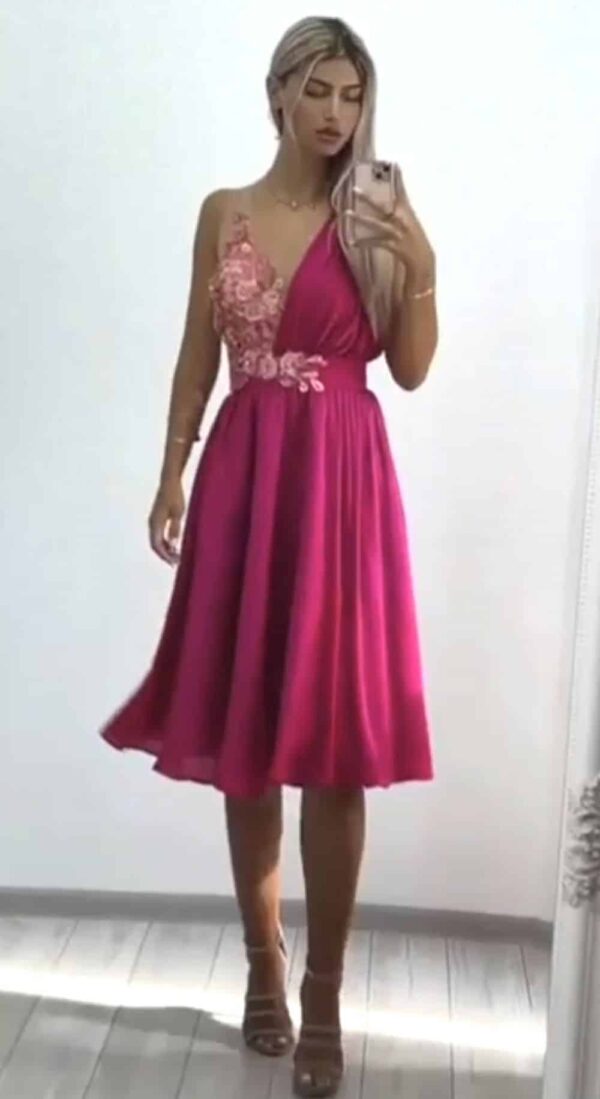 Rochie eleganta clos din voal fucsia cu broderie florala3D in partea superioara