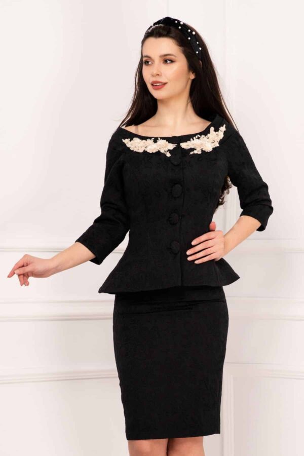 Compleu elegant Effect din brocard negru cu flori ecru brodate