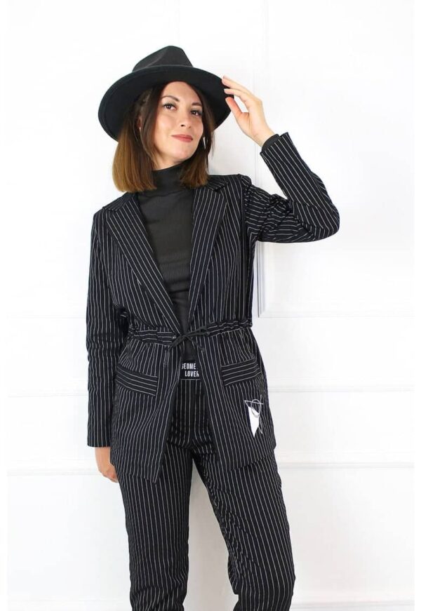 Sacou cu model in dungi si revere decupate