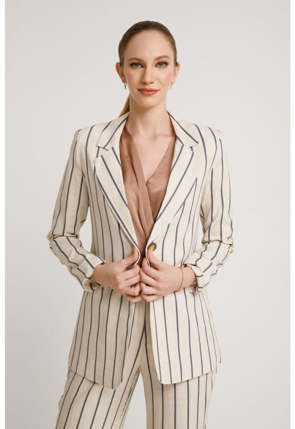 Sacou cu model in dungi si revere