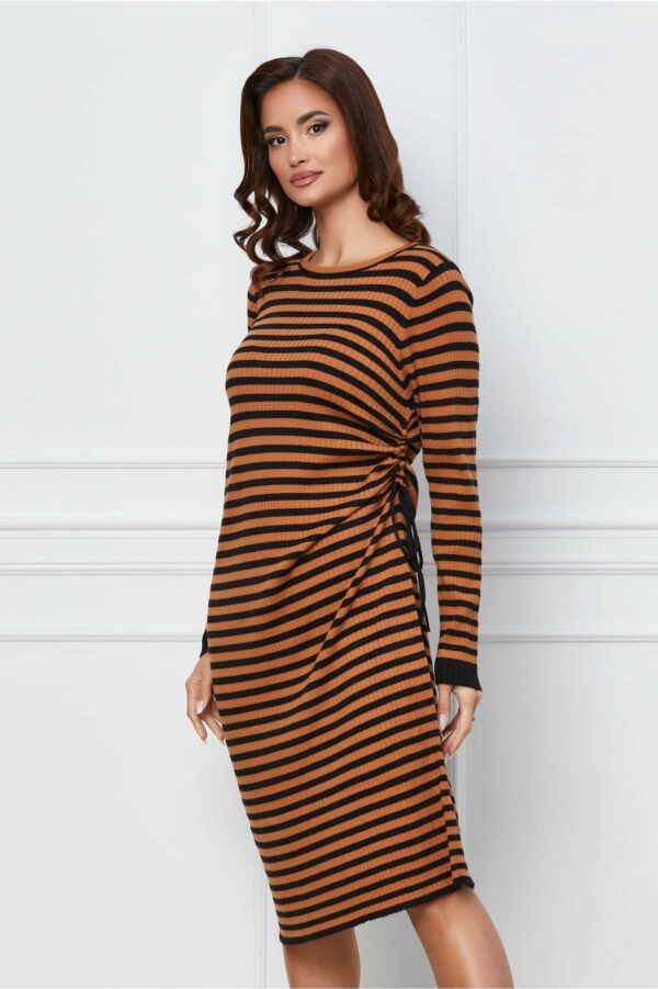 Rochie Doina din tricot cu dungi negre-maro si snur in lateral