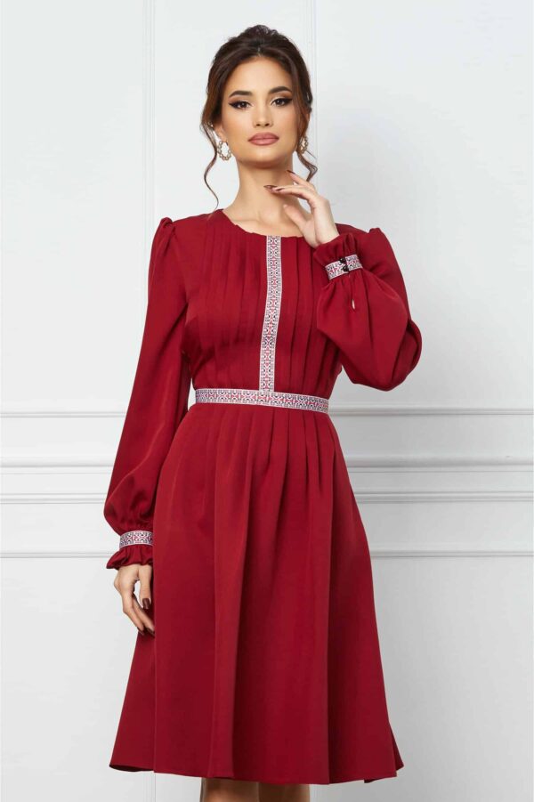 Rochie Dy Fashion neagra cu motive traditionale in talie si la baza