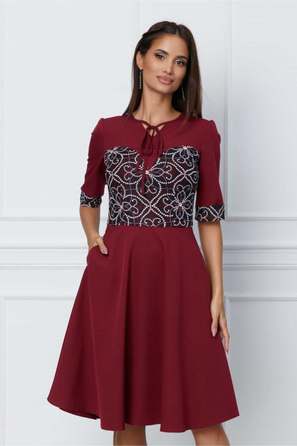 Rochie Moze bordo cu broderie colorata la bust