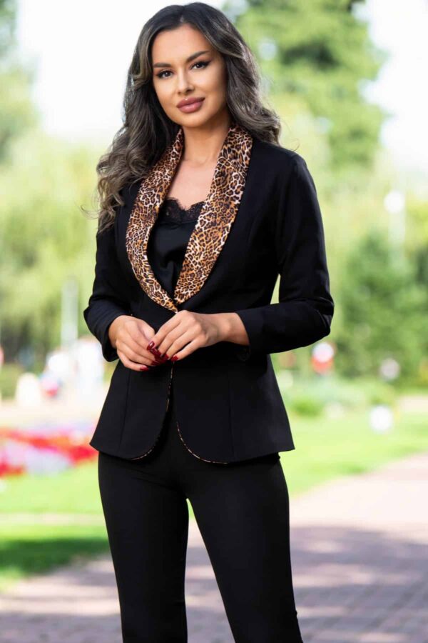 Sacou InPuff elegant negru cambrat cu revere animal print