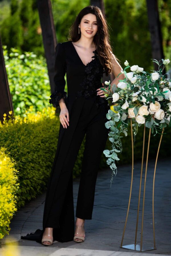 Salopeta Scarlett neagra eleganta cu flori 3D si trena