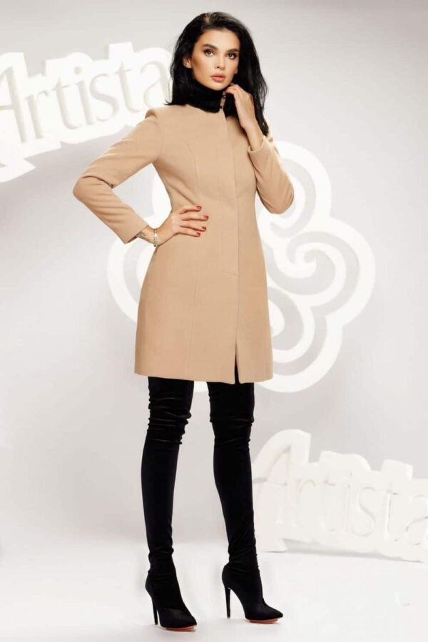Palton Artista bej matlasat cu buzunare laterale si guler tip rusesc
