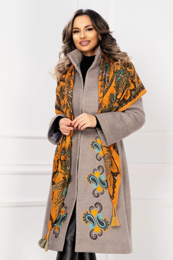 Palton dama elegant Effect grej din stofa cu broderie deosebita si esarfa mustar