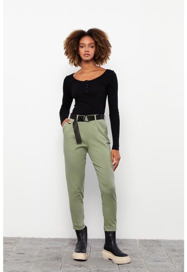 Pantaloni conici cu talie inalta