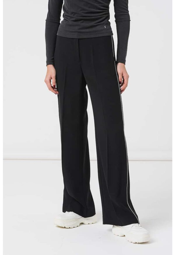 Pantaloni cu croiala ampla si talie medie