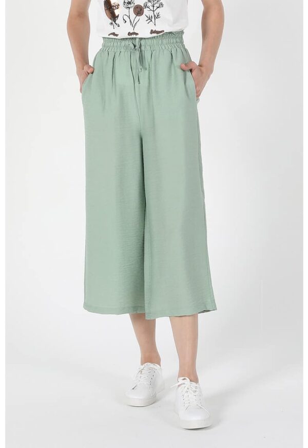 Pantaloni capri cu croiala ampla