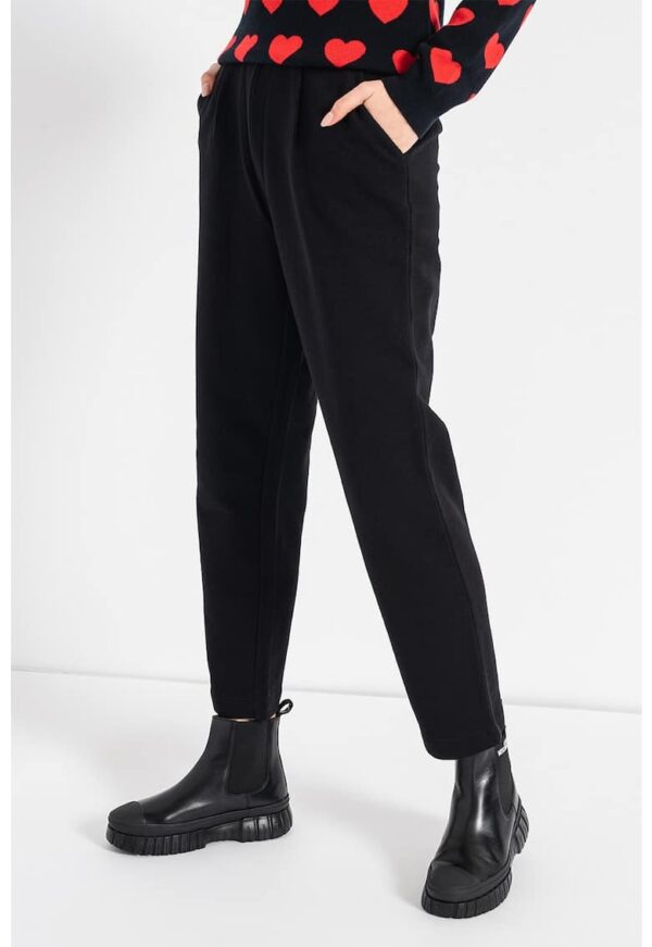 Pantaloni crop cu croiala conica si buzunare oblice