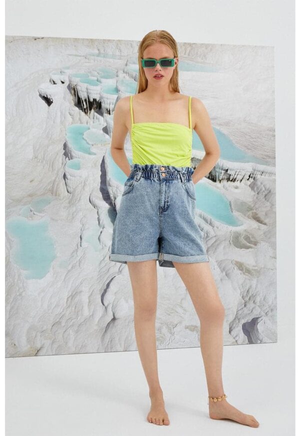 Blugi scurti cu croiala ampla si talie inalta