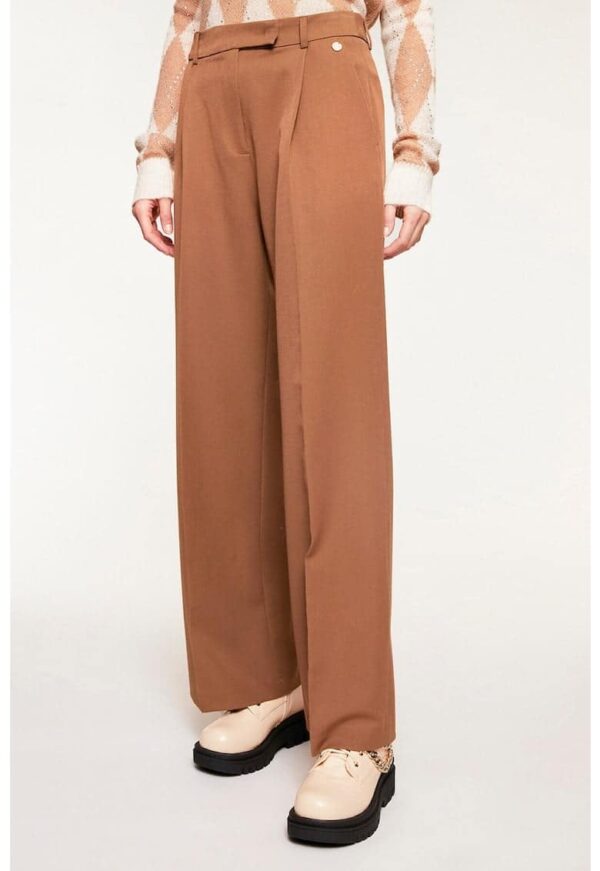 Pantaloni cu croiala ampla si talie inalta