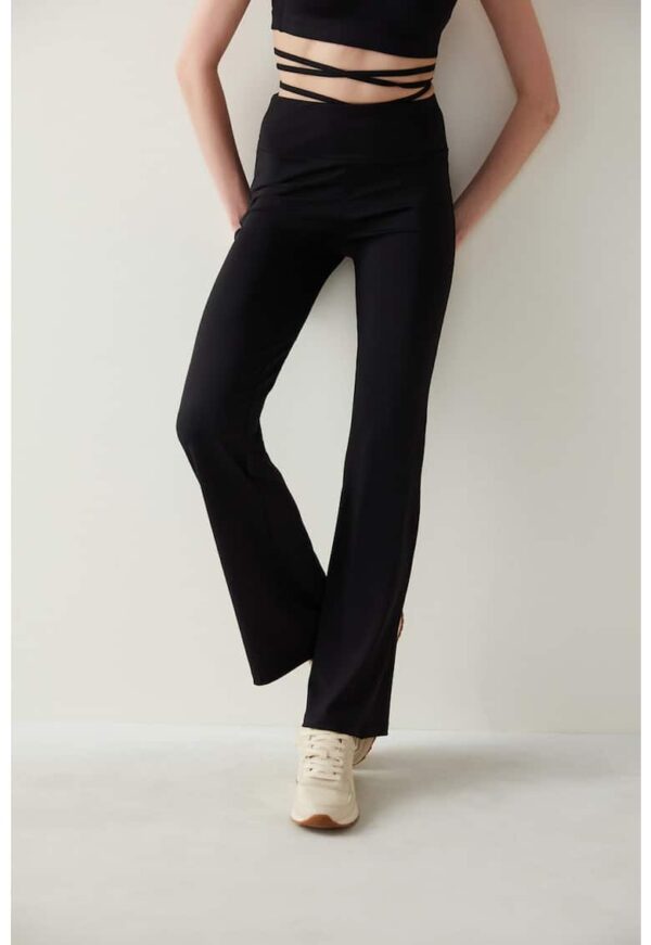 Pantaloni kick-flare cu talie inalta