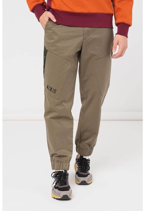 Pantaloni cu croiala conica si talie elastica