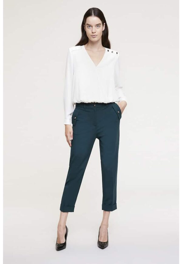 Pantaloni crop regular fit cu buzunare cu clapa