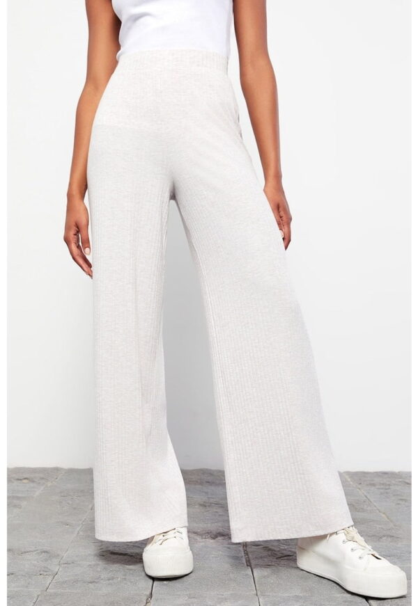 Pantaloni cu croiala ampla si aspect striat