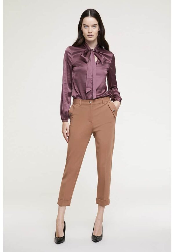 Pantaloni crop regular fit cu buzunare cu clapa