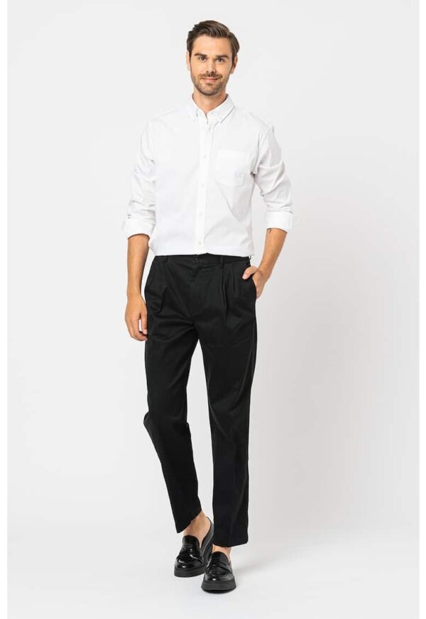Pantaloni chino cu pliuri discrete