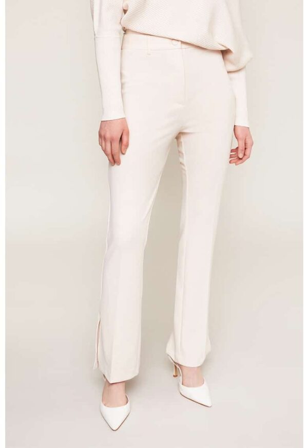 Pantaloni cu talie inalta si terminatie cu slituri