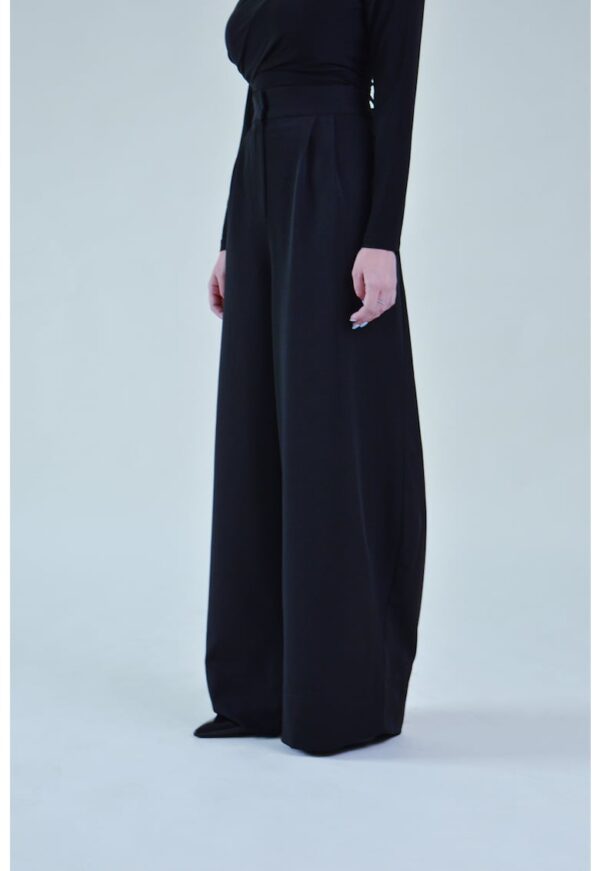 Pantaloni cu croiala ampla si talie inalta