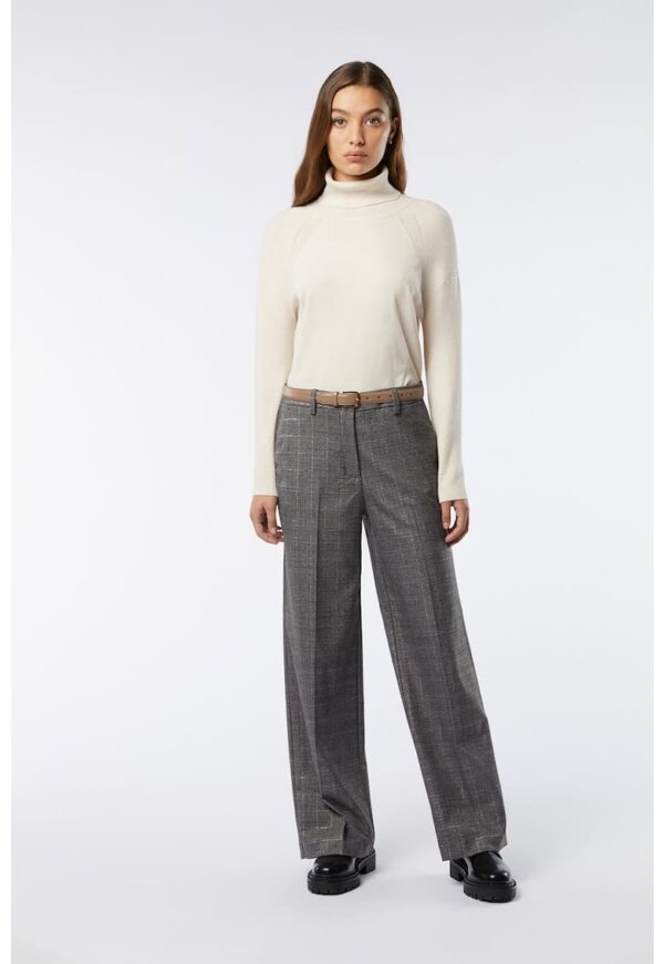 Pantaloni cu croiala ampla si model in carouri