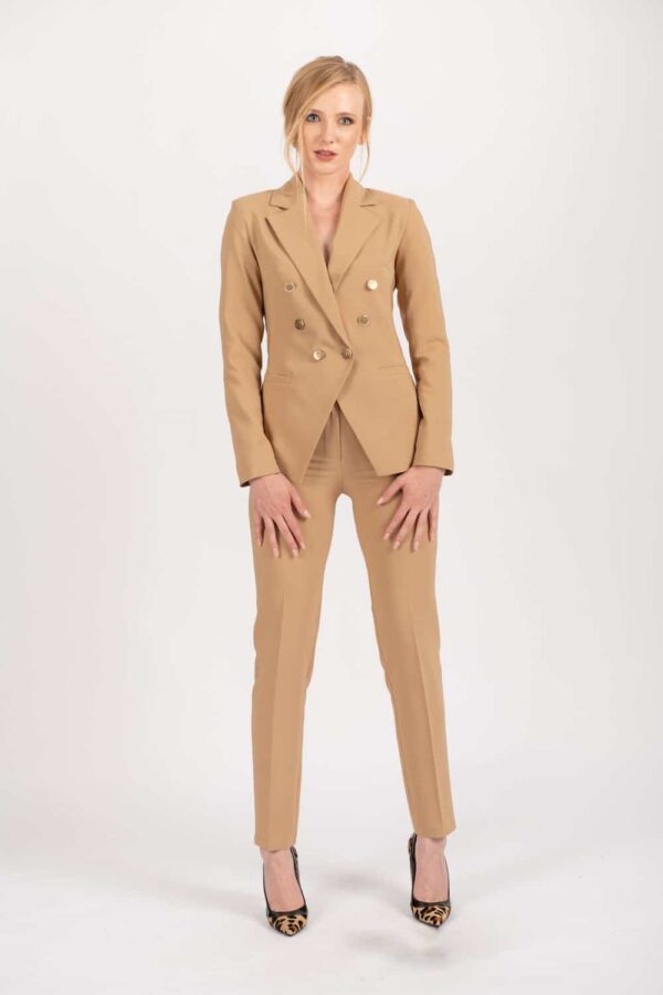 Compleu elegant bej cu sacou cambrat si pantaloni pana
