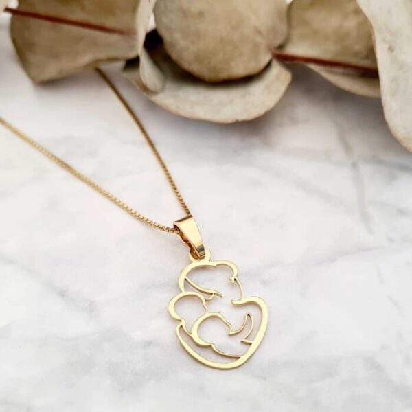 Colier in bratele mamei – Pandantiv decupat mama cu 2 copii – Argint 925 placat cu Aur Galben 18K