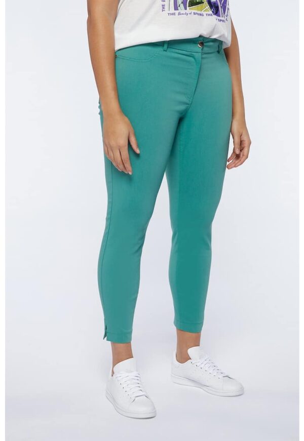 Pantaloni conici cu doua buzunare pe partea din spate