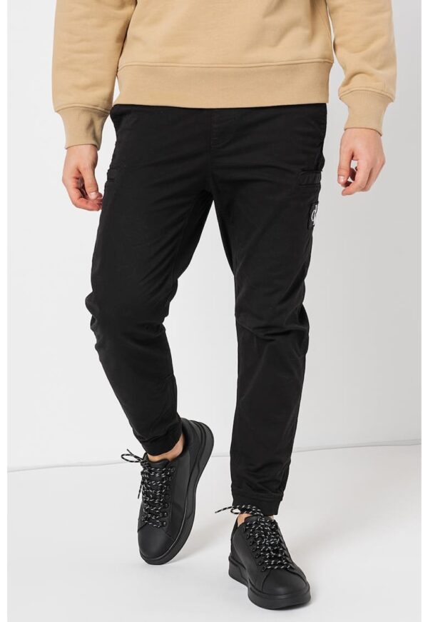 Pantaloni cu talie medie si buzunare multiple