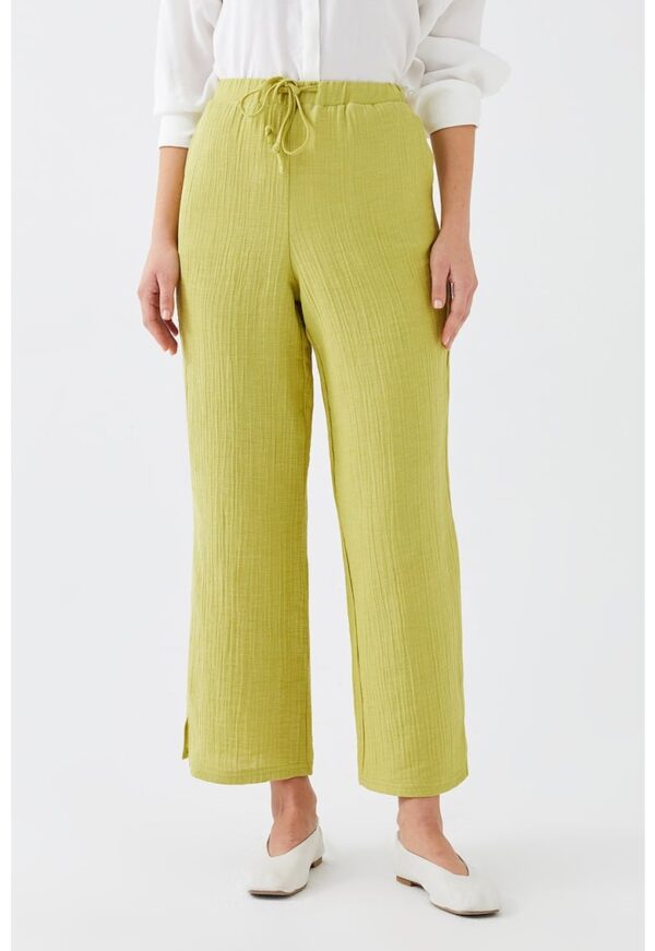 Pantaloni crop cu croiala ampla
