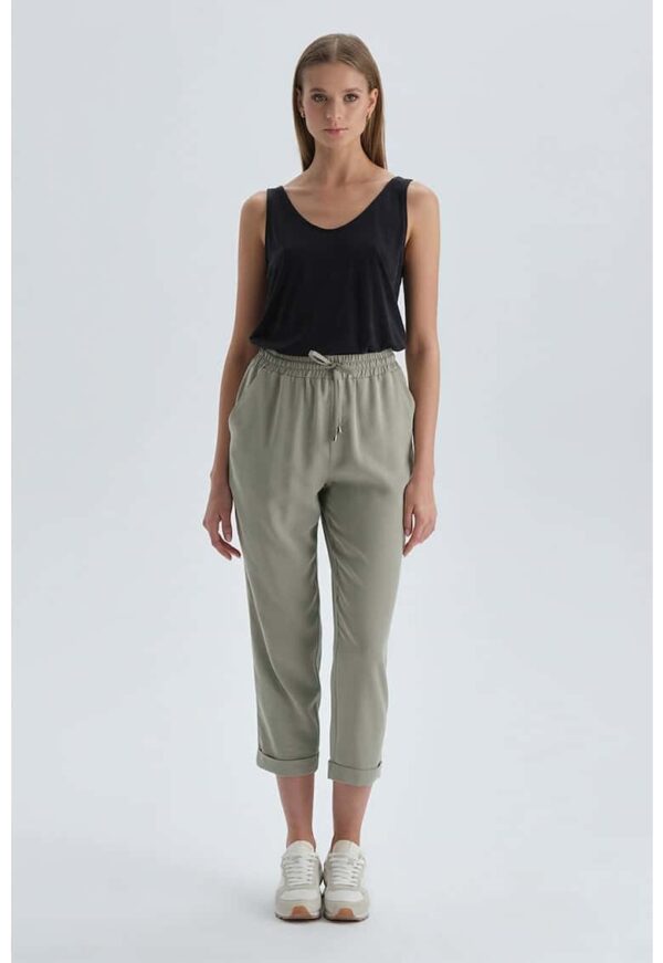 Pantaloni crop cu talie inalta