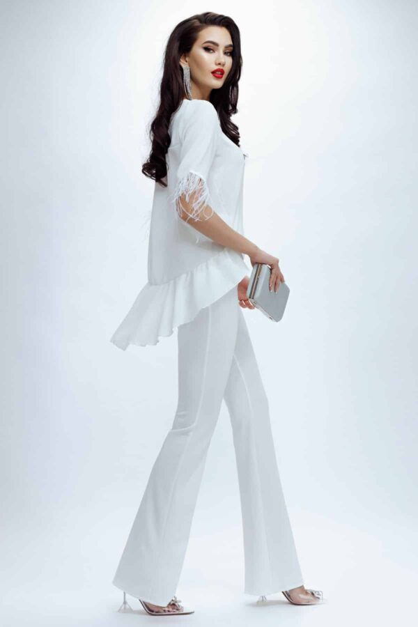 Bluza eleganta Fofy din voal alb asimetrica cu fulgi la maneci si colier cu strasuri