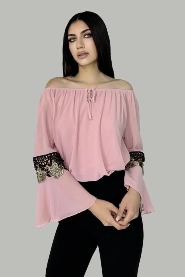 Bluza eleganta Timeea, maneca evazata cu aplicatii florale si guler elastic pe umeri, Roz