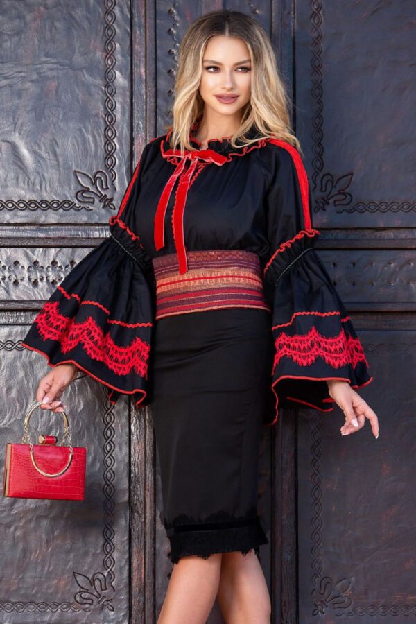 Bluza tip ie Venezia neagra traditionala cu insertii din dantela rosie