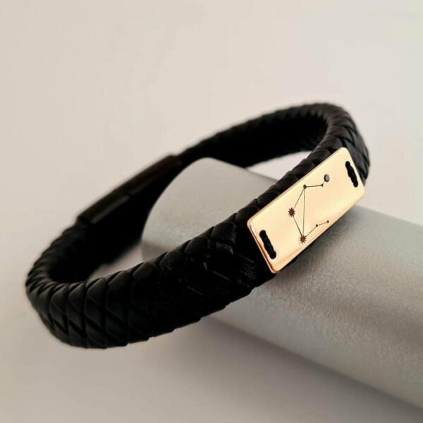 Bratara barbateasca cu Diamant natural negru – Placuta cu gravura Constelatie – Aur Galben 14K – Piele lata impletita cu inchizatoare neagra inox