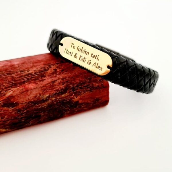 Bratara barbateasca cu piele lata neagra impletita – Placuta cu gravura personalizata – Argint 925 placat cu Aur Galben 18K – Inchizatoare neagra inox