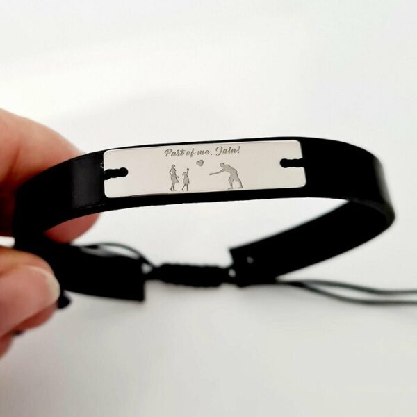 Bratara barbateasca piele – Placuta gravata cu text si simbol familie de 3 – Aur Alb 14k