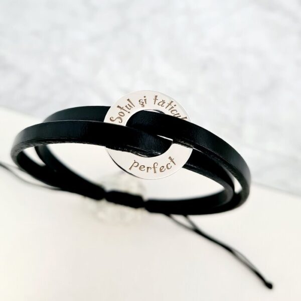 Bratara barbati – Model disc personalizat din Argint 925 impletit cu 2 straturi de piele neagra – Inchizatoare snur reglabil