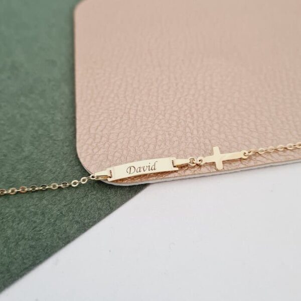 Bratara bebe – Personalizata cu nume – Placuta cu cruciulita si lant gros – Aur Galben 9K