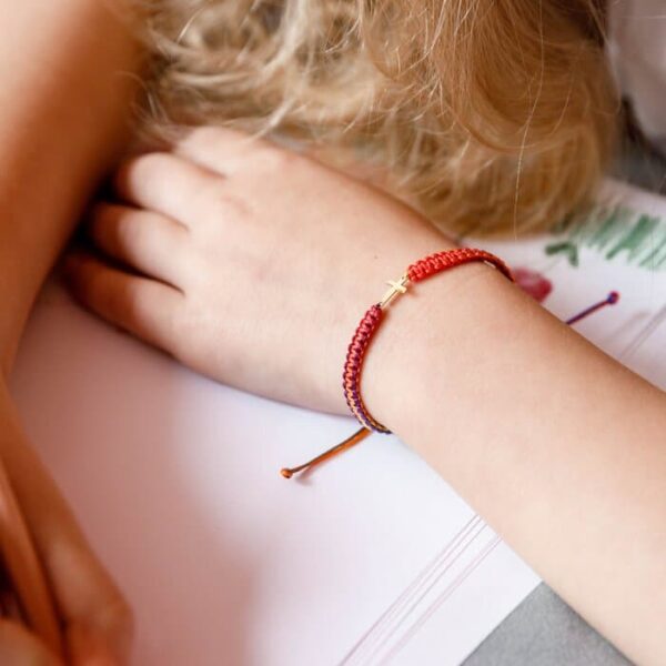 Bratara personalizata cu snur impletit multicolor – Pandantiv cruciulita – Aur Galben 14K