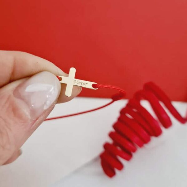 Bratara Cruciulita de 15 mm – Nume gravat – Aur Galben 9K – Snur reglabil de diverse culori