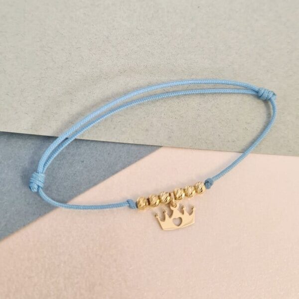 Bratara cu 6 bilute de 3 mm si charm coronita cu inima decupata – Aur Galben 14K – Snur reglabil