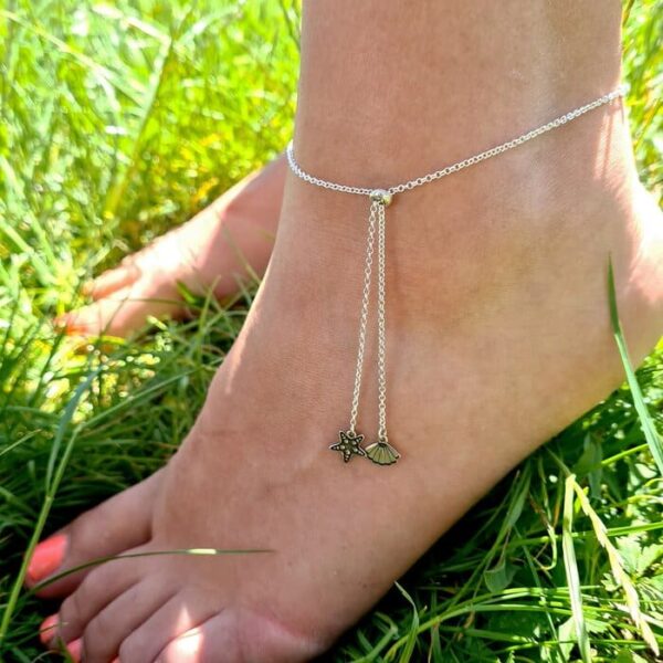 Bratara de picior glisanta – La mare, la Soare – Element steluta de mare, scoica si 3 bilute de 4 mm – Argint 925 – Lantisor realizat pe marimi