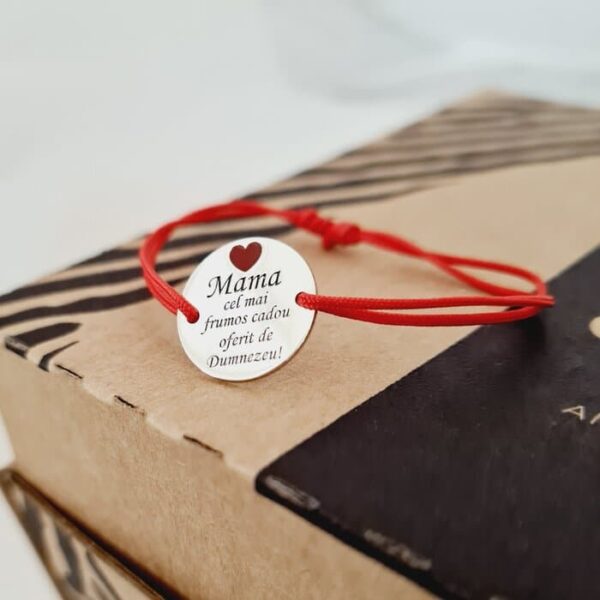 Bratara  Mama, cadou de la Dumnezeu – Argint 925 si inima cu email rosu – Snur reglabil, diverse culori
