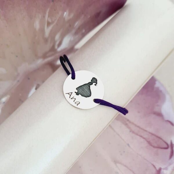 Bratara personalizata – Are mama 1 fetita – Banut de 15 mm – Argint 925 – Snur reglabil